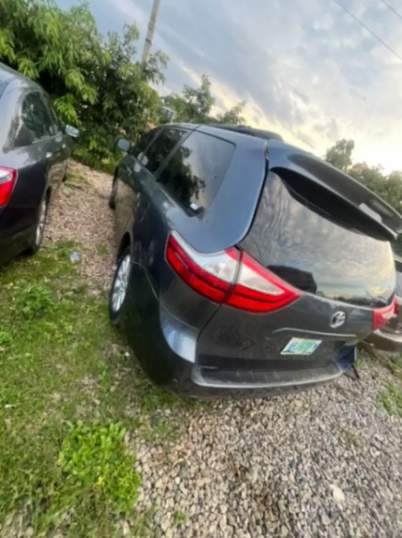 TOYOTA Sienna   - 2015