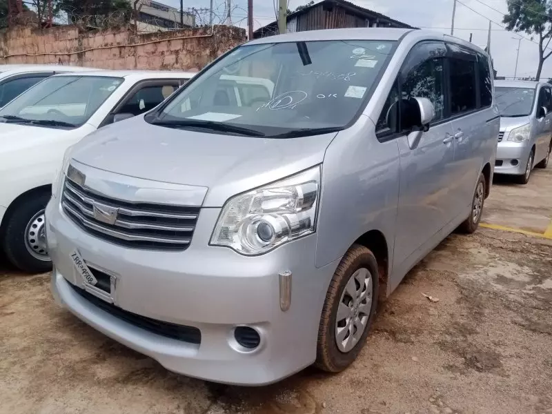 Toyota Noah   - 2012