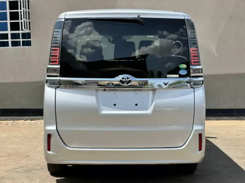 Toyota Voxy    - 2018