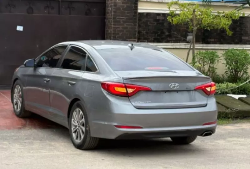 Hyundai Sonata   - 2012