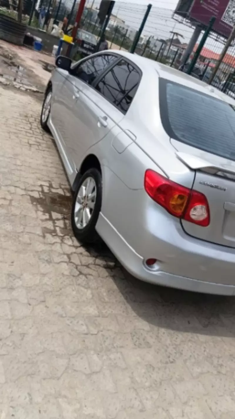 Toyota Corolla   - 2009