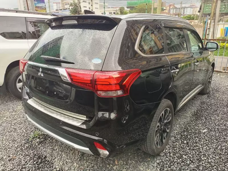 Mitsubishi Plug-in Hybrid Outlander   - 2016