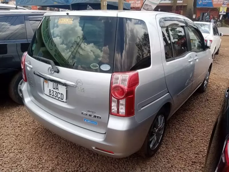 Toyota Raum    - 2010