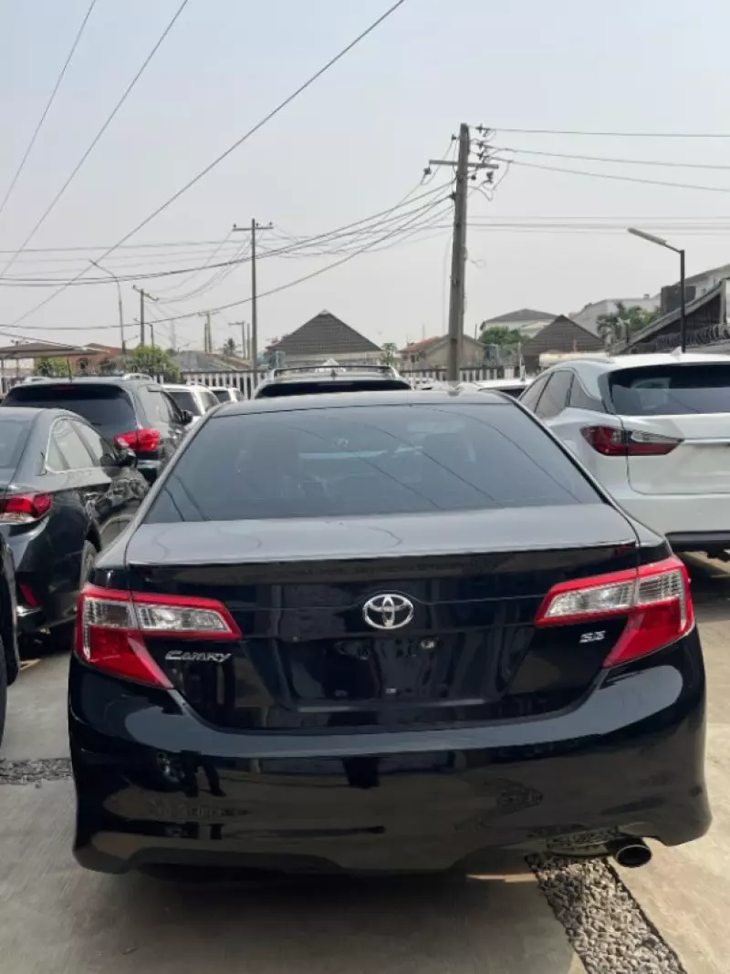 Toyota Camry   - 2012