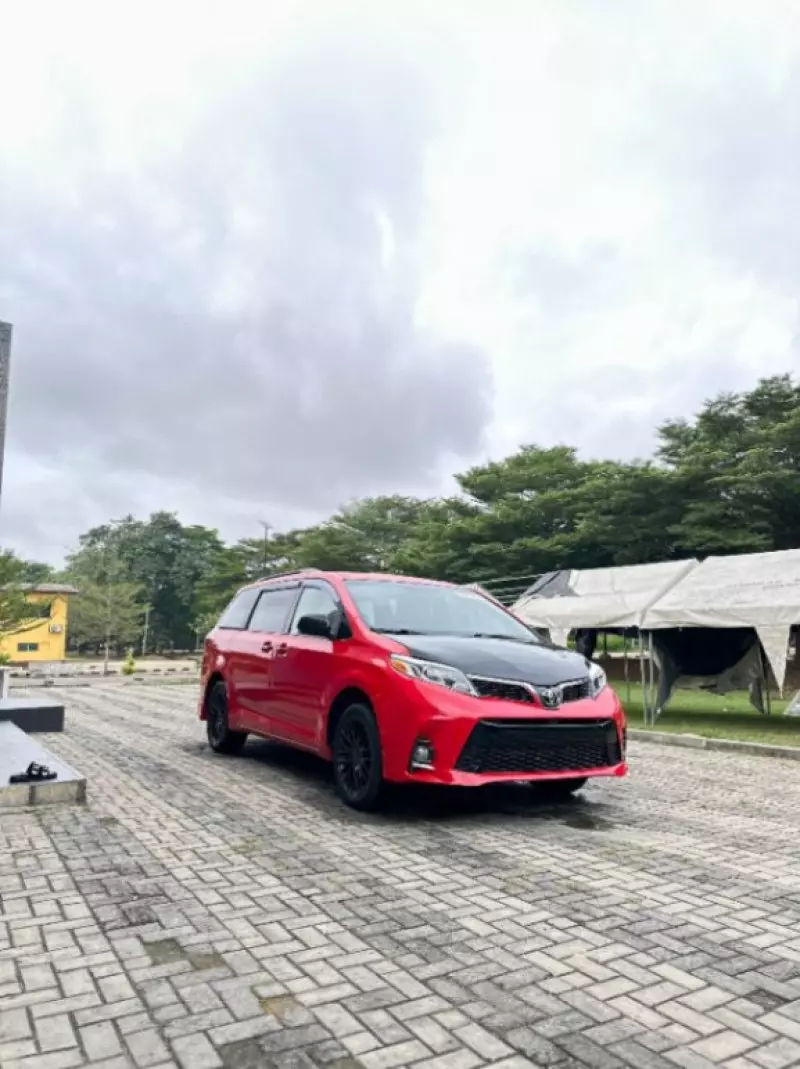 Toyota Sienna   - 2015