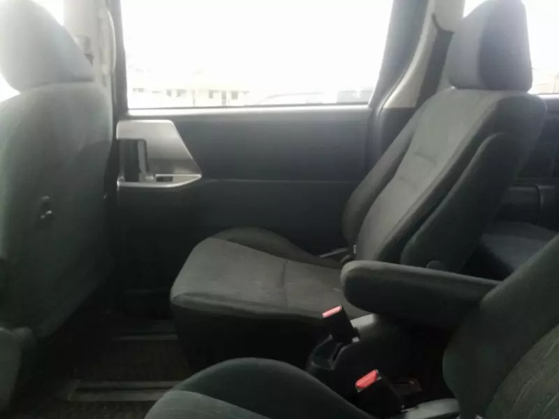 Toyota Noah   - 2013