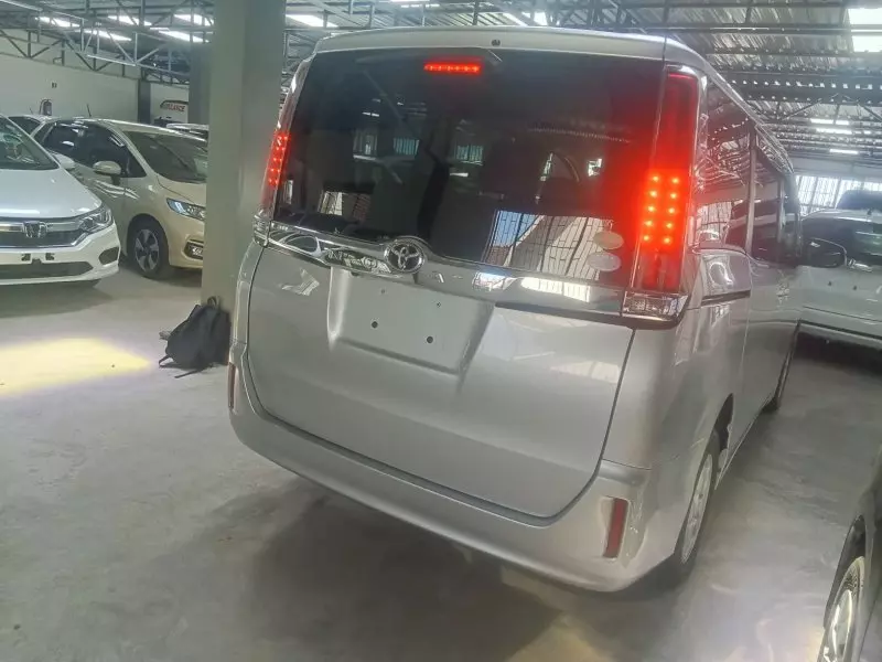 Toyota Noah   - 2018