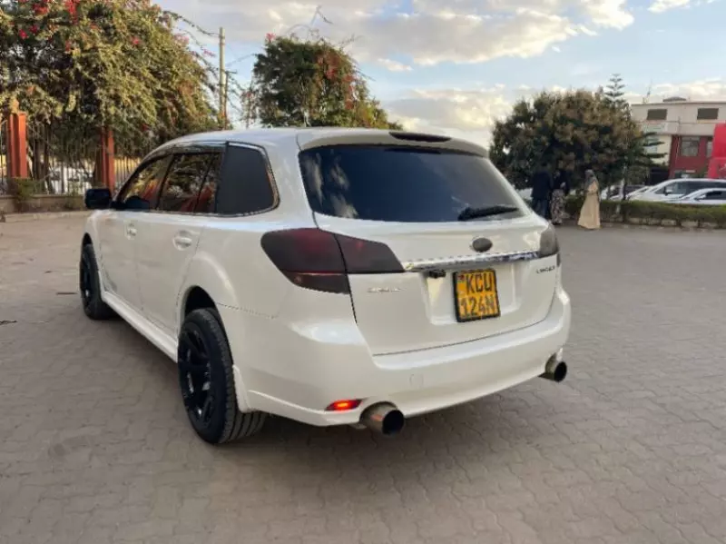 Subaru Legacy    - 2011