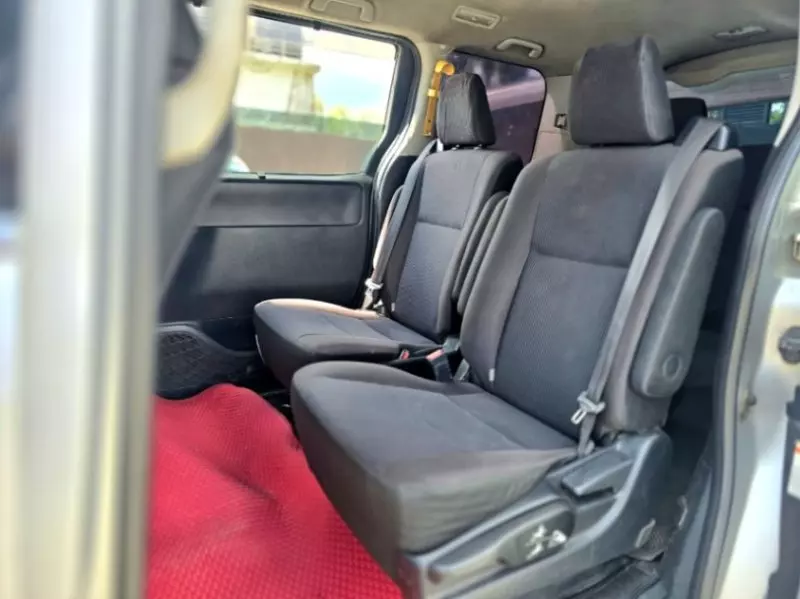 Toyota Voxy    - 2015