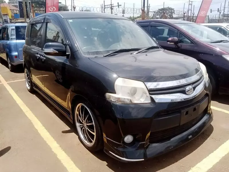 Toyota Sienta   - 2012