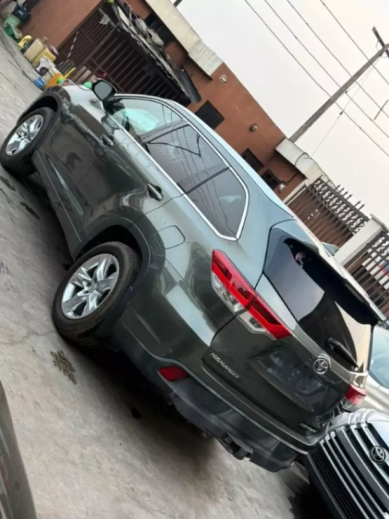 Toyota Highlander   - 2015
