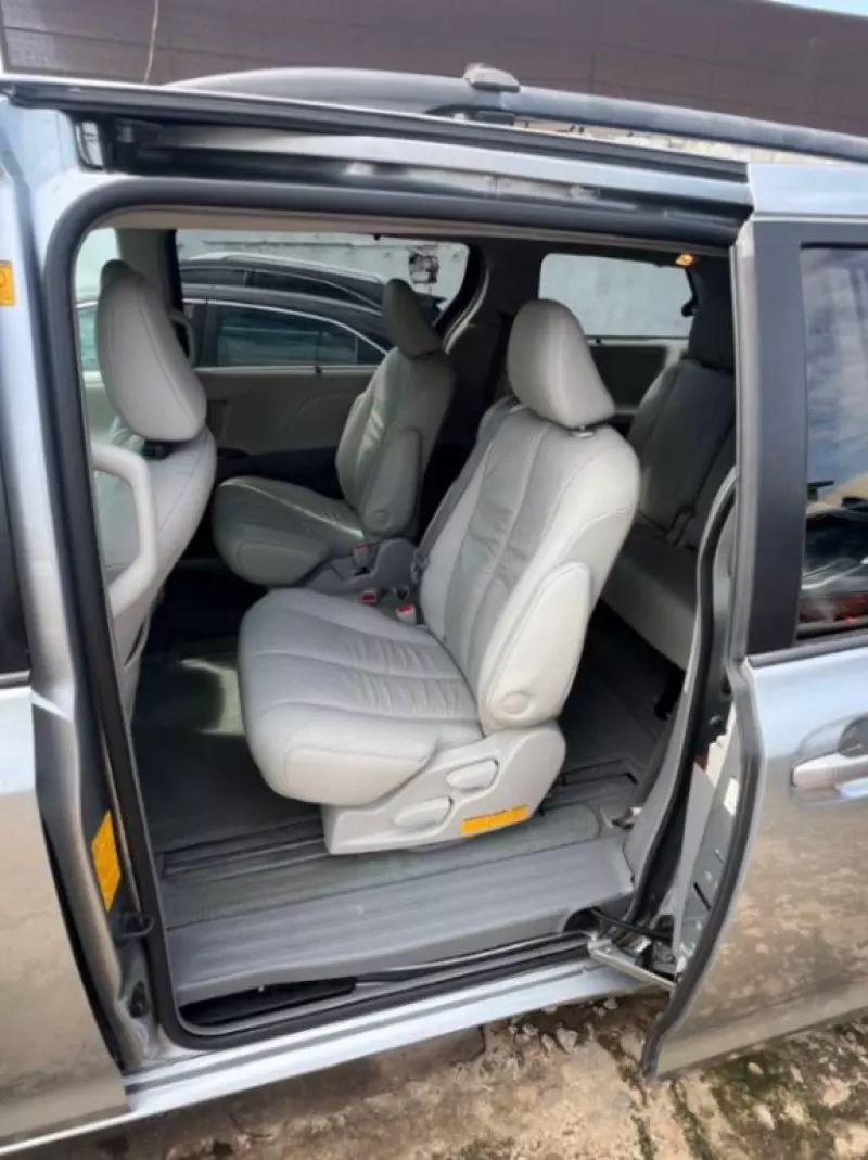 TOYOTA Sienna   - 2011