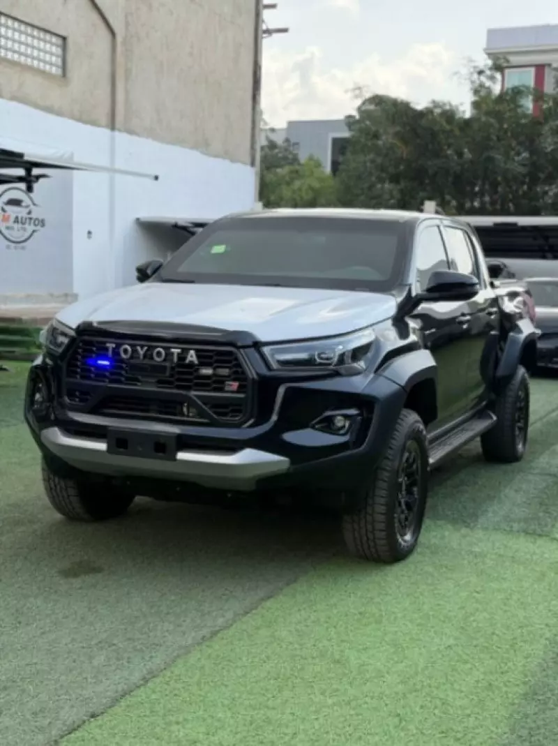 Toyota Hilux   - 2024