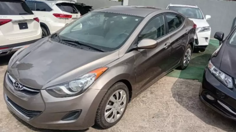Hyundai Elantra   - 2012