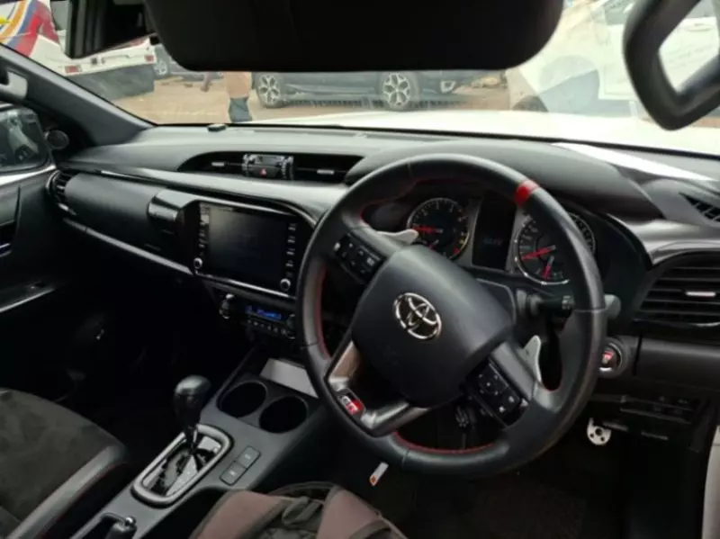 TOYOTA Hilux    - 2022