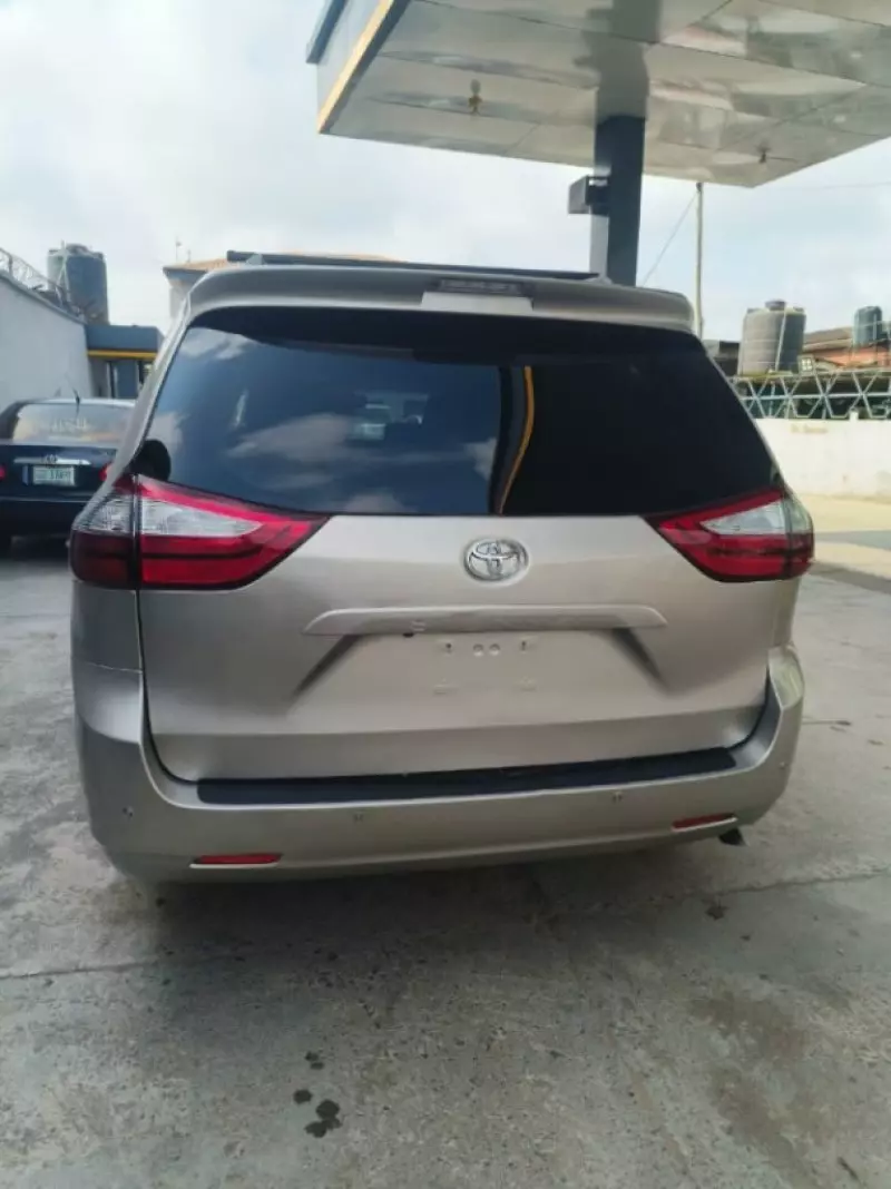TOYOTA Sienna - 2016