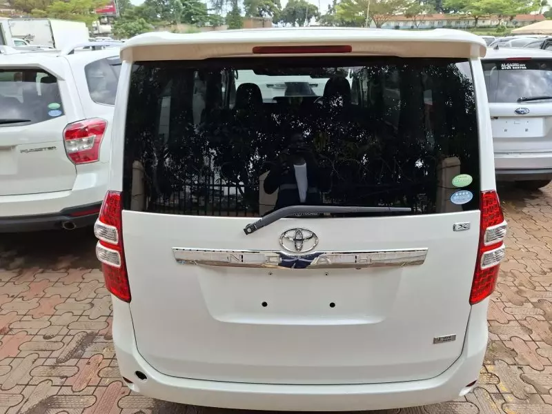 Toyota Noah - 2012
