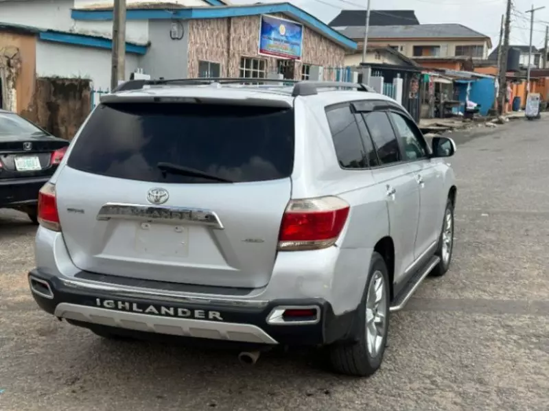 Toyota Highlander   - 2011