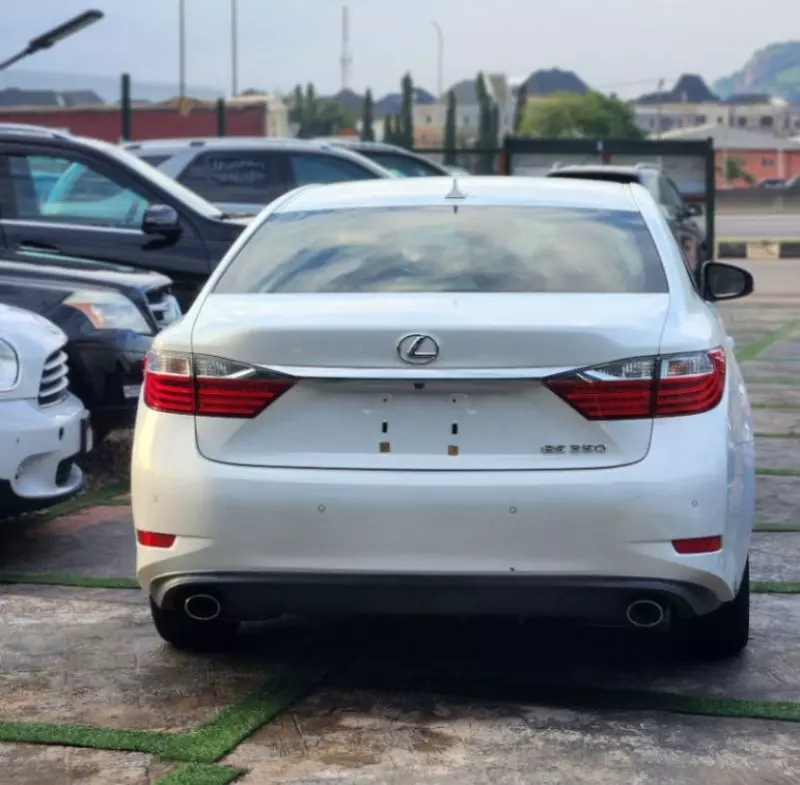 Lexus ES   - 2014