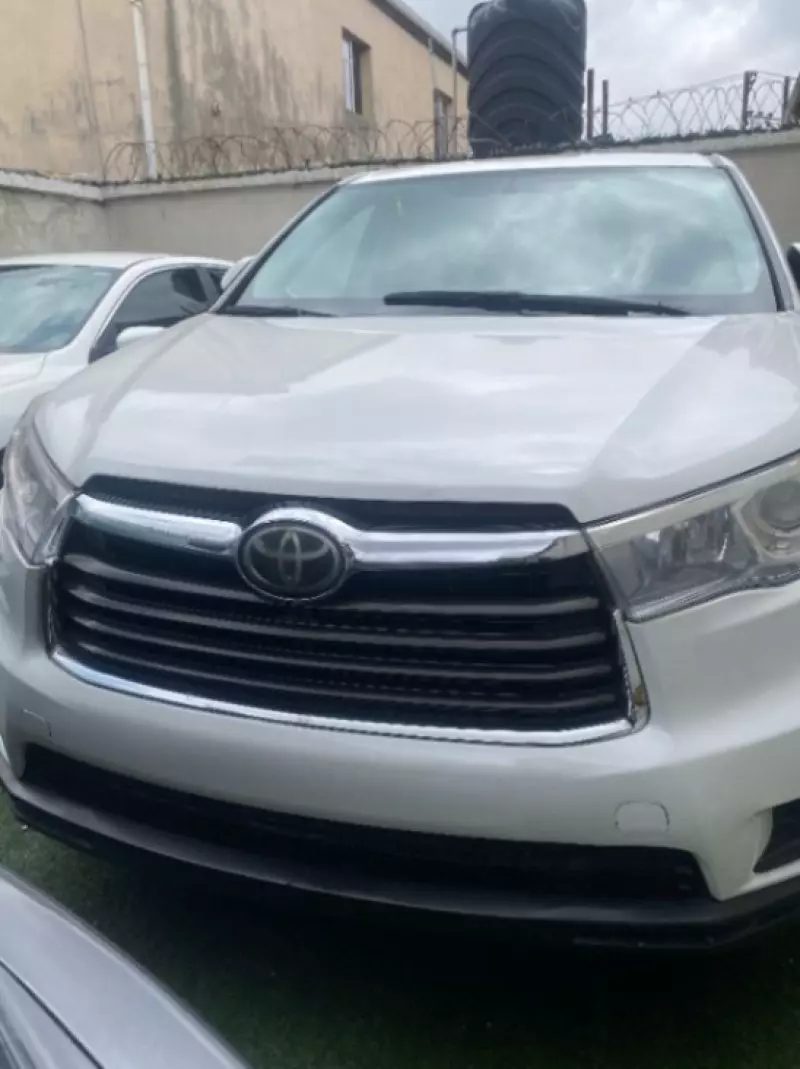 Toyota Highlander   - 2016