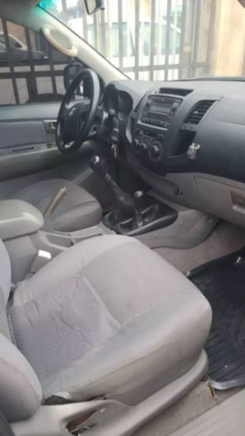 Toyota Hilux   - 2012