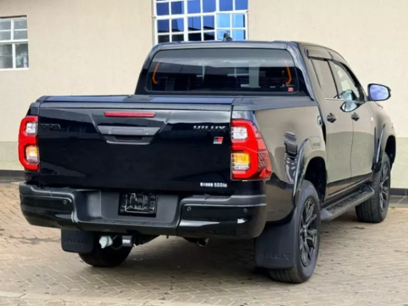 Toyota Hilux    - 2023