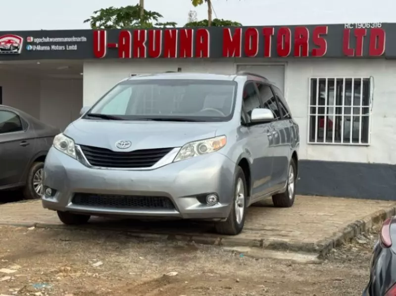 TOYOTA Sienna   - 2011