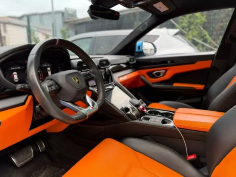 Lamborghini Urus   - 2022