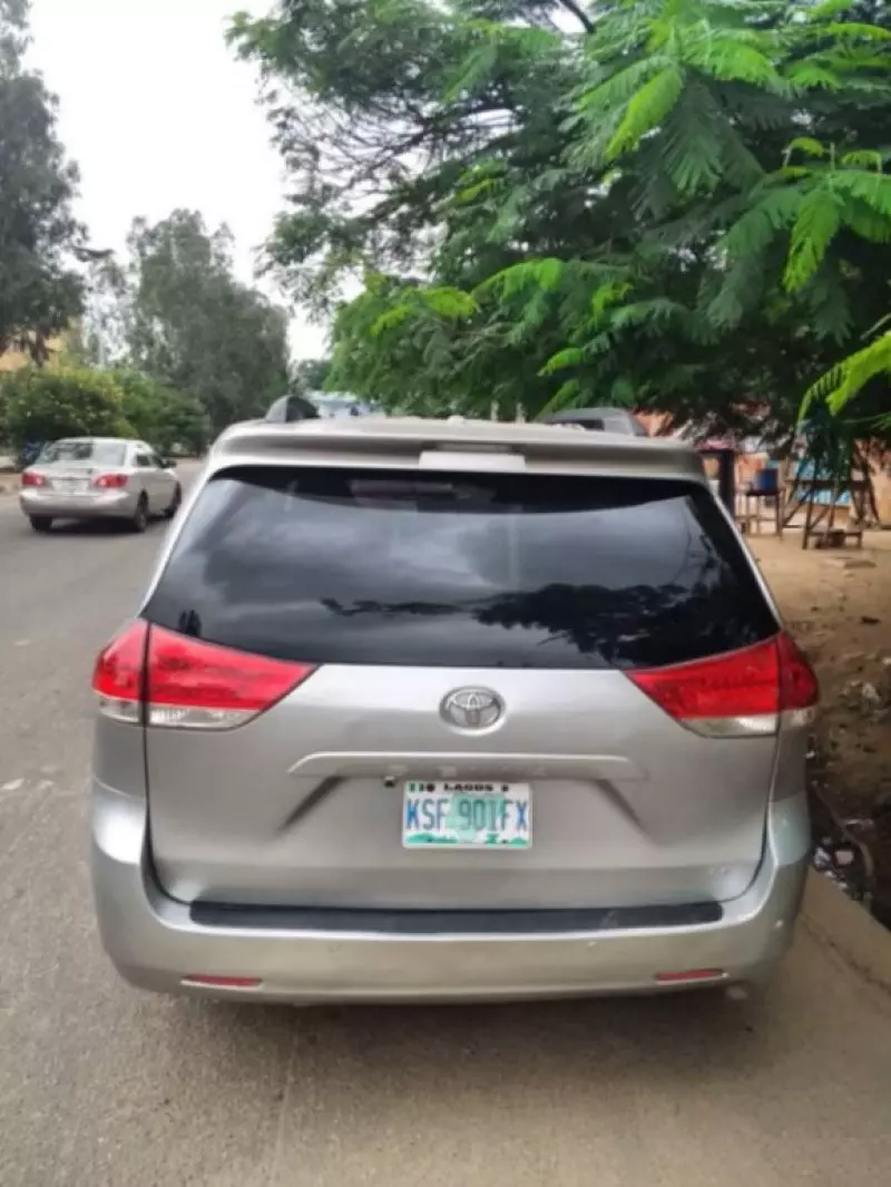 TOYOTA Sienna   - 2011