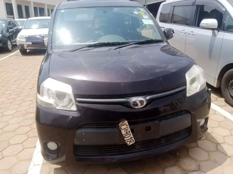 Toyota Sienta   - 2012