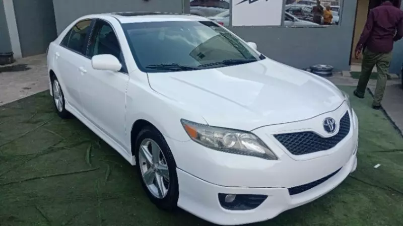 Toyota Camry   - 2011
