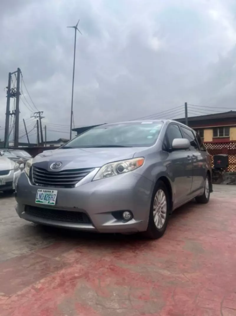 TOYOTA Sienna   - 2015