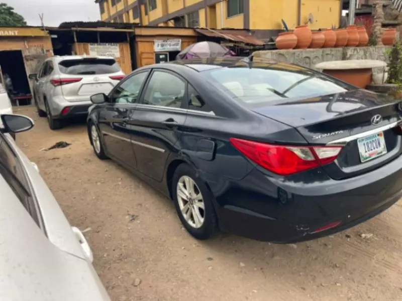 Hyundai Sonata   - 2011