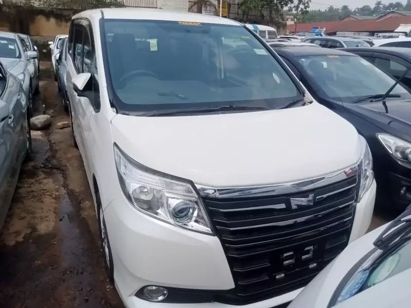 TOYOTA Noah - 2015