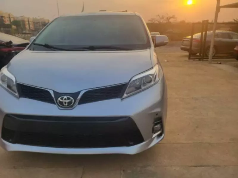 Toyota Sienna   - 2017