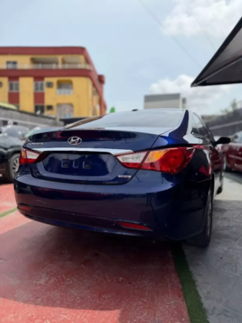 Hyundai Sonata   - 2011