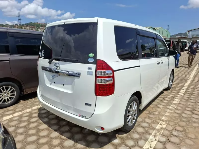 Toyota Noah   - 2013