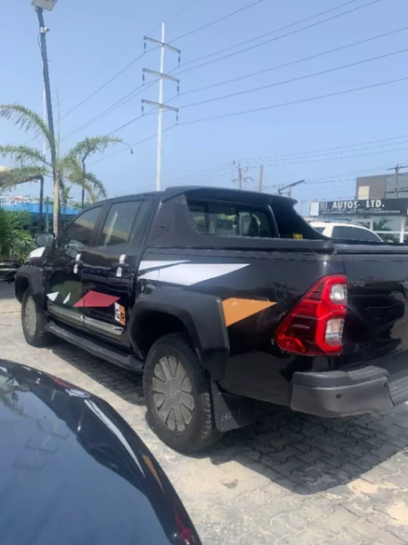 Toyota Hilux    - 2022