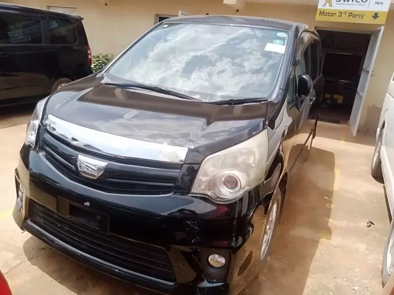 Toyota Noah   - 2012