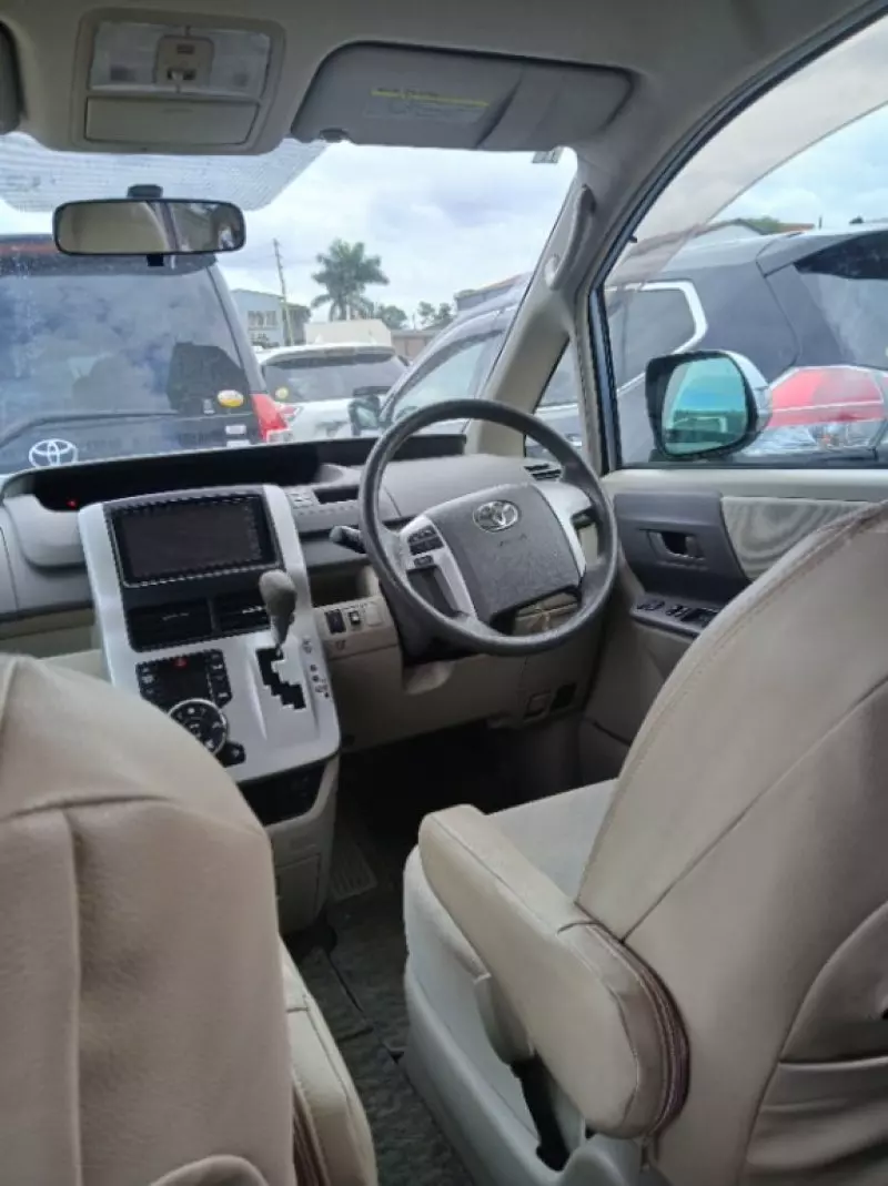 TOYOTA Noah - 2011