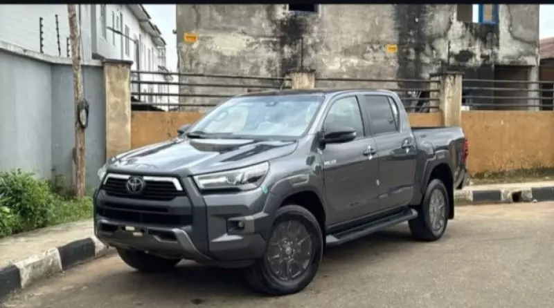 Toyota Hilux   - 2022