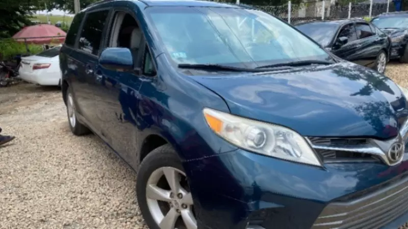 TOYOTA Sienna   - 2011