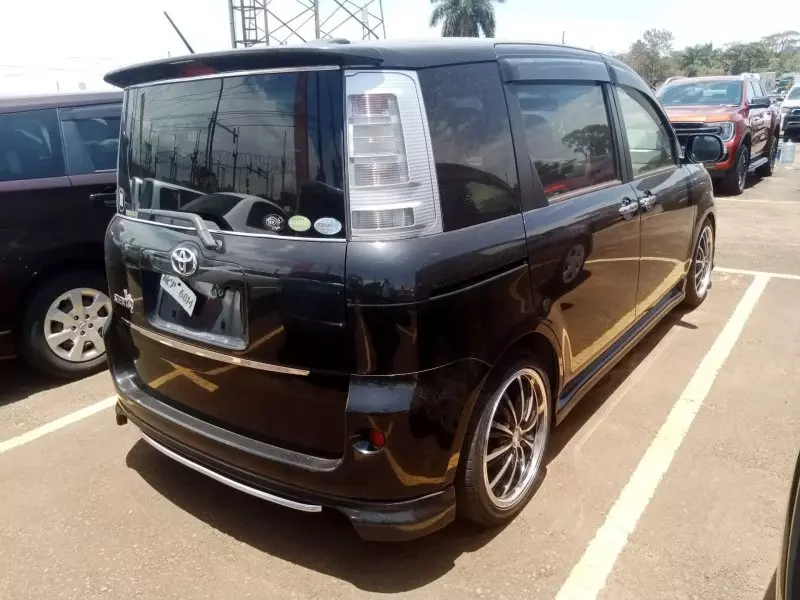 Toyota Sienta   - 2012