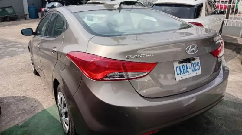 Hyundai Elantra   - 2012