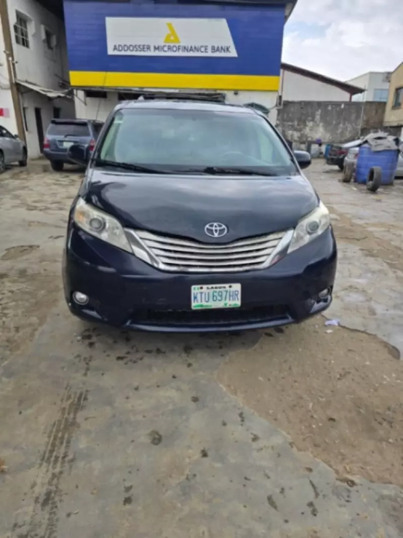 TOYOTA Sienna   - 2011