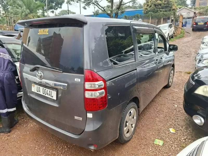 Toyota Noah - 2010