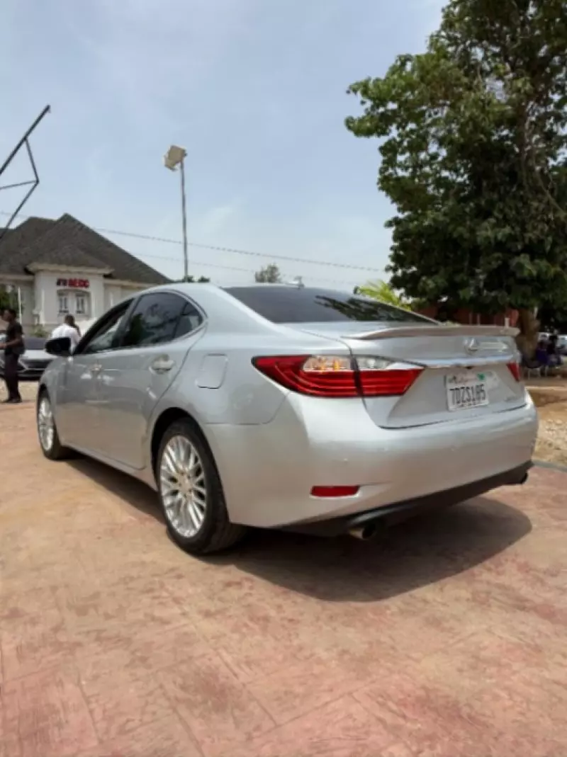 Lexus ES   - 2014