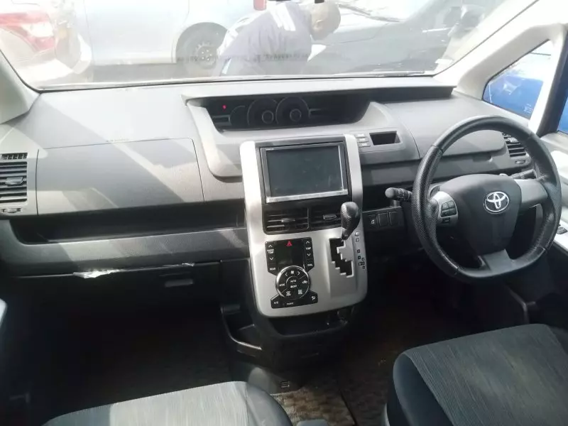Toyota Noah   - 2012