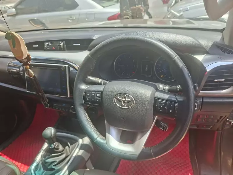 TOYOTA Hilux   - 2015