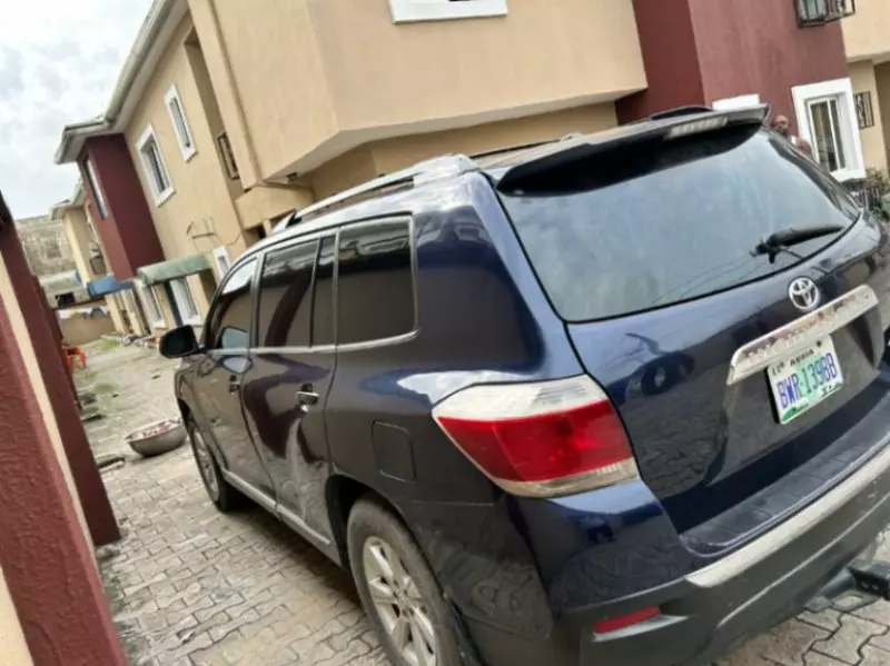 Toyota Highlander   - 2012